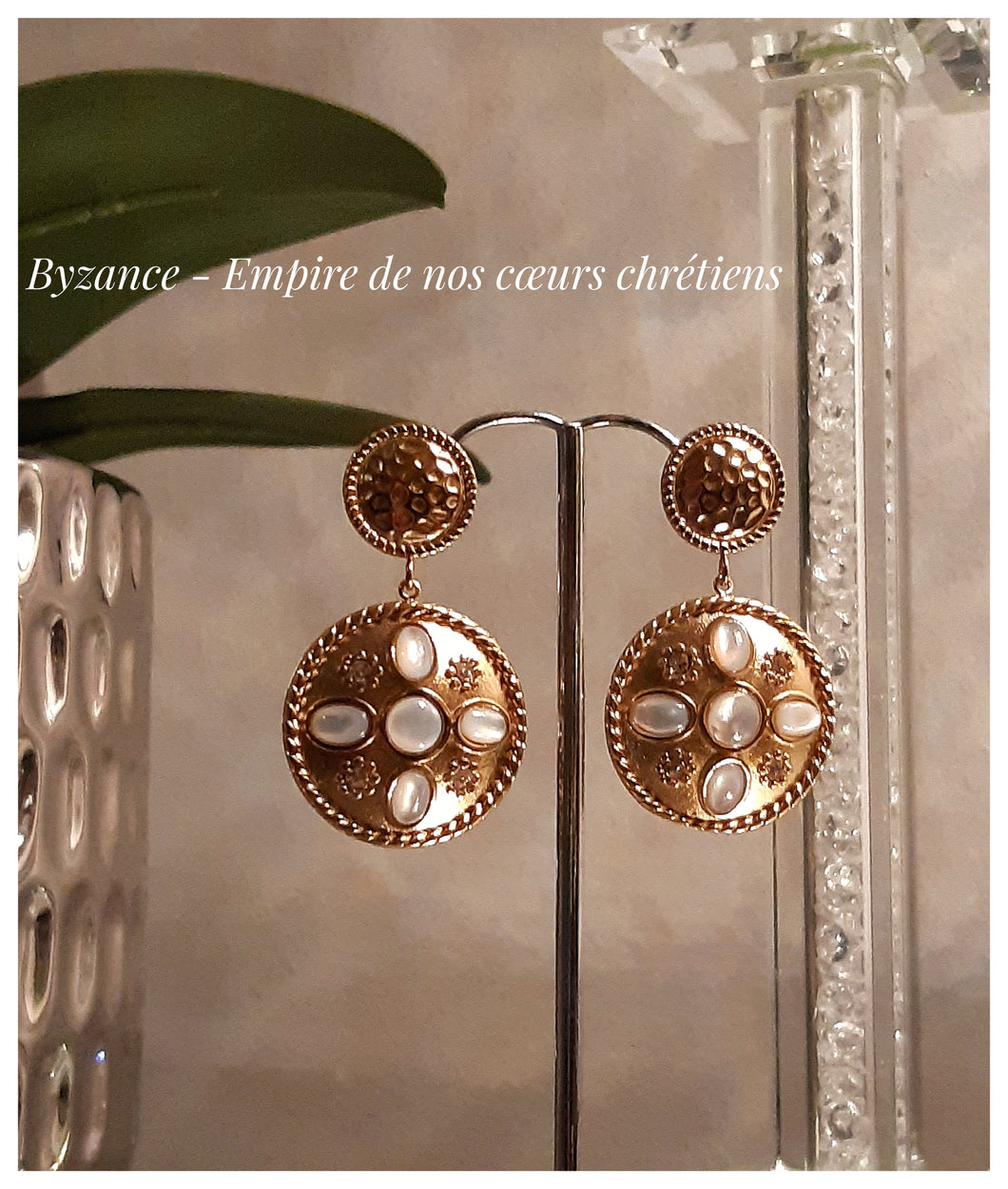 Superbes boucles d'oreilles byzantines en inox doré & nacre blanche - NEW