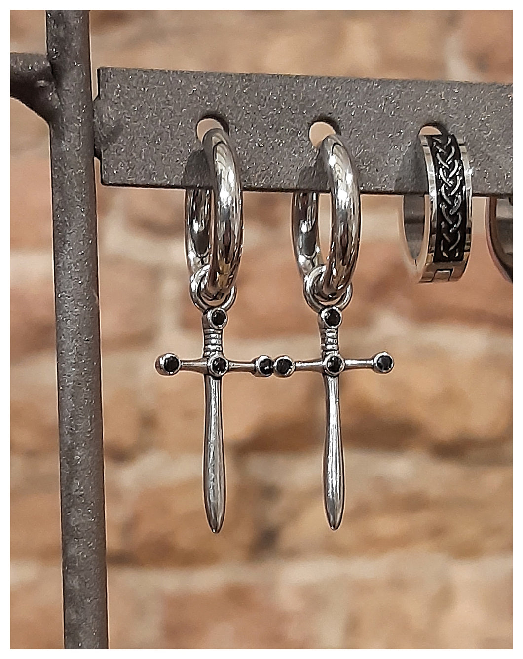 Boucles droreilles - Anneaux larges avec épée (modèle long) - mixtes - inox - NEW