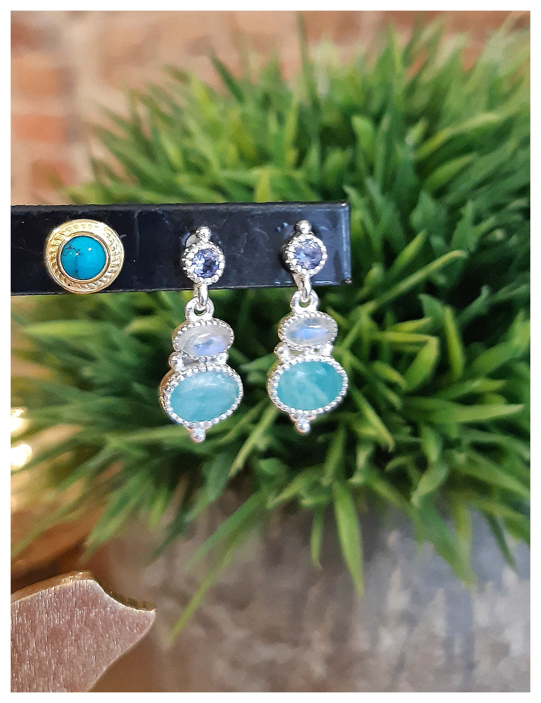 Coup de cœur 2023 - Petites boucles d'oreilles serties de 3 pierres Modèle 1
