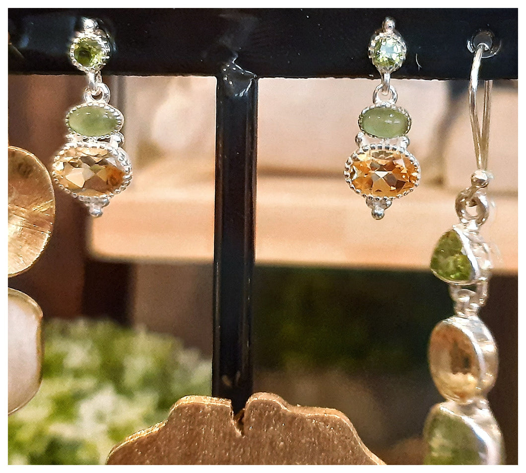 Coup de cœur 2023 - Petites boucles d'oreilles serties de 3 pierres Modèle 3