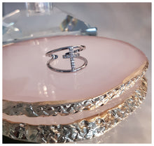 Très jolie bague croix zircons sur structure acier inoxydable (inox)