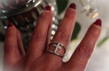 Très jolie bague croix zircons sur structure acier inoxydable (inox)