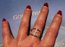 Très jolie bague croix zircons sur structure acier inoxydable (inox)