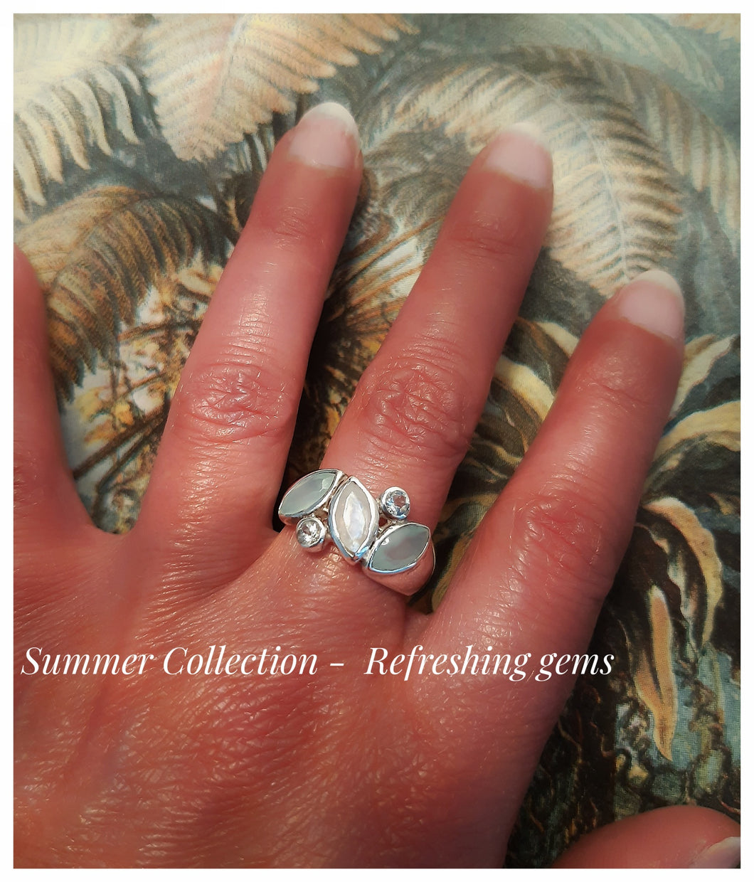 Bague en argent avec calcédoines, pierre de lune & cristal de roche