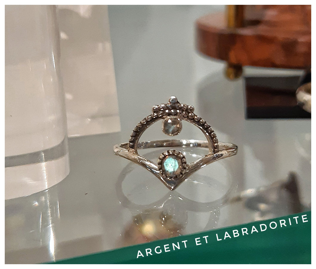 Bague raffinée avec petites labradorites - féminine & tellement jolie! NEW