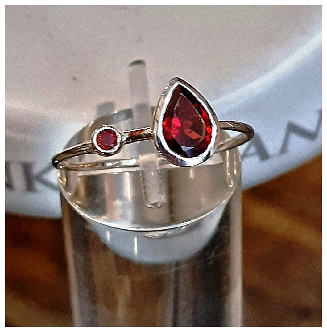 Bague fine, très jolie pierre en forme de goutte - Grenats / NEW 2023