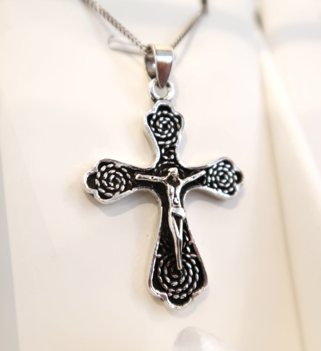 Nouvelle croix en argent 925 travaillé avec roses sur branches