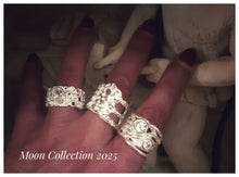 New Collection "MOON", inspirée de la Lune -  Très belle bague en argent 925 brossé & rhodié avec quartz blanc pur central
