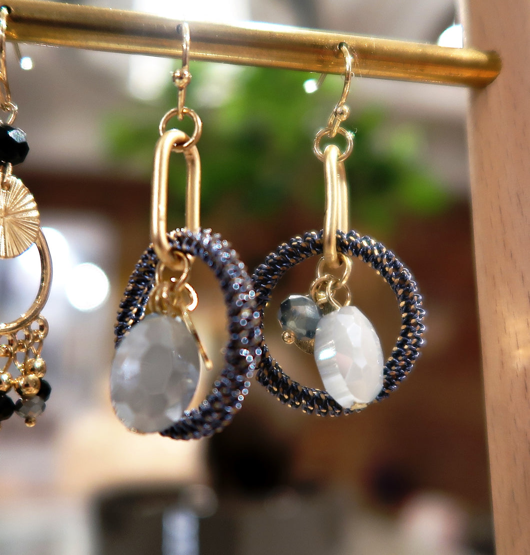 Boucles d'oreilles dorées à breloques bleues - Miss Terre - NEW