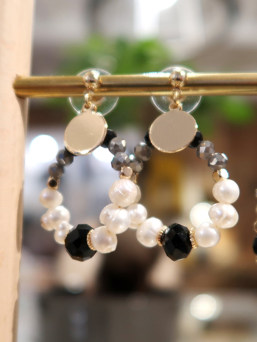 Boucles d'oreilles dorées avec perles et cristal noir Miss Terre / Coup de cœur - NEW