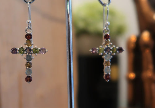 Boucles d'oreilles croix en argent avec pierres multicolores - NEW