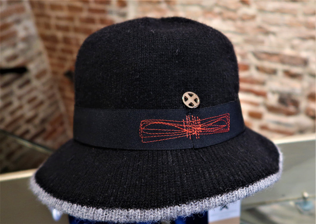 Chapeau noir en laine - décoration cousue noeud rouge et bouton doré