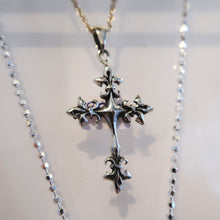 Croix Fleur de Lys en argent fine avec beaucoup de personnalité