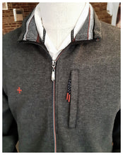 Gilet gris 100% coton zippé à poche latérale avec croix rouge brodée