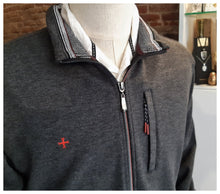 Gilet gris 100% coton zippé à poche latérale avec croix rouge brodée