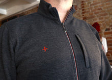 Gilet gris 100% coton zippé à poche latérale avec croix rouge brodée
