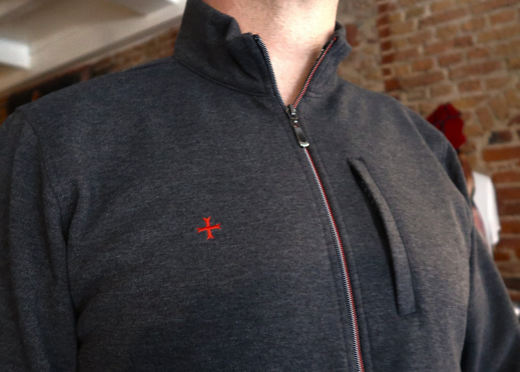 Gilet gris 100% coton zippé à poche latérale avec croix rouge brodée