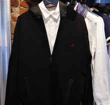 Gilet noir 85% coton zippé à capuche avec croix rouge brodée - NEW