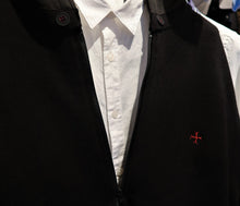 Gilet noir 85% coton zippé à capuche avec croix rouge brodée - NEW