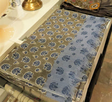 EXCLUSIVE & UNIQUE - Echarpe 100% laine fine / taupe & bleue fleurie  -  gamme luxe
