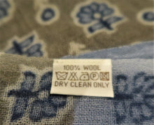 EXCLUSIVE & UNIQUE - Echarpe 100% laine fine / taupe & bleue fleurie  -  gamme luxe