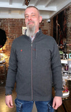 Gilet gris 100% coton zippé à poche latérale avec croix rouge brodée