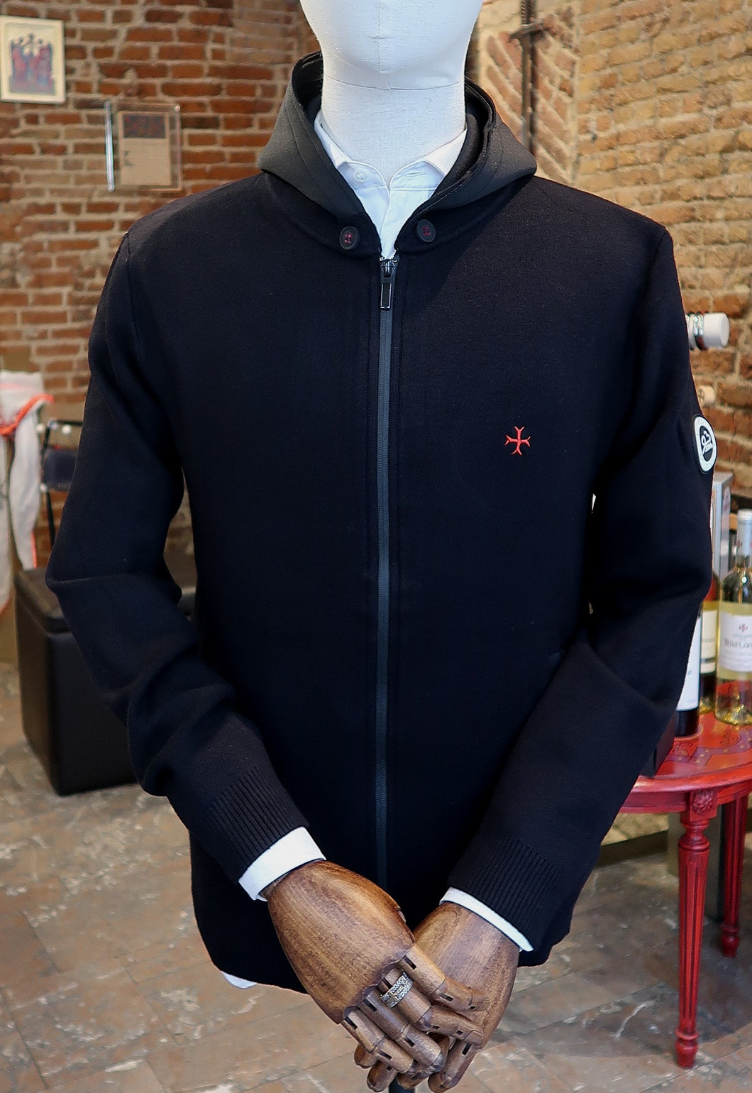 Gilet noir 85% coton zippé à capuche avec croix rouge brodée - NEW