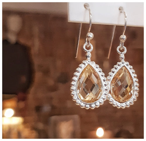 Boucles d'oreilles citrines cerclées d'argent travaillé