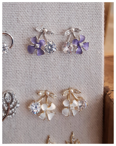 Boucles d'oreilles en vermeil avec diamants de synthèse, fleurs émail blanc - Réassort 2024