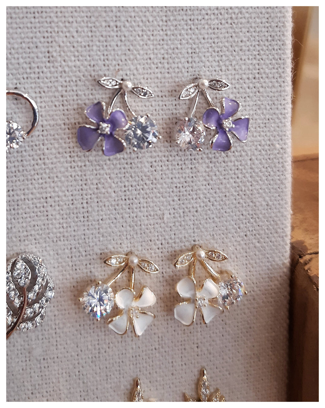 Boucles d'oreilles en vermeil avec diamants de synthèse, fleurs émail blanc - Réassort 2024