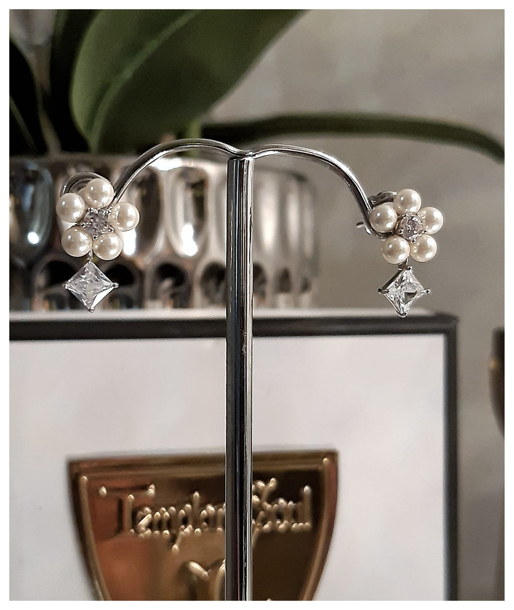 Très jolies boucles d'oreilles en argent, fleur de perles & diamants de synthèse - NEW