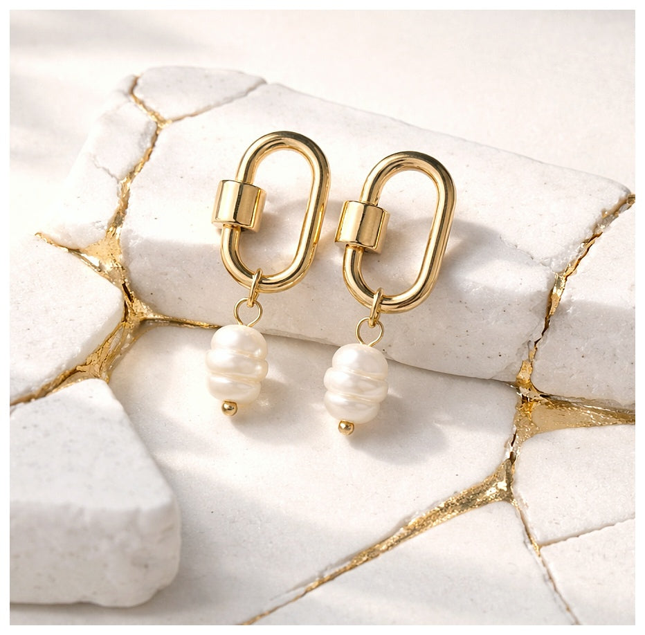Boucles d'oreilles mousquetons en inox doré avec perles de coquillage