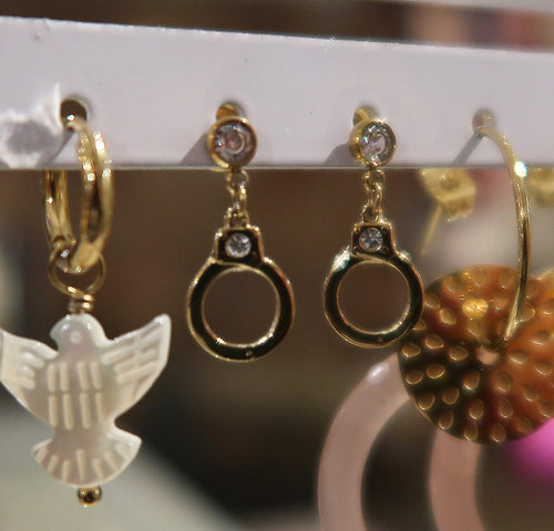 Boucles d'oreilles menottes en inox doré avec petits zircons - NEW