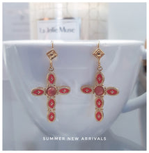 Boucles d'oreilles - Croix baroques en inox doré et émail rose - NEW