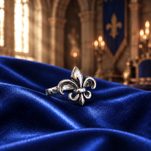 Bague Fleur de Lys en argent 925 finement réalisée
