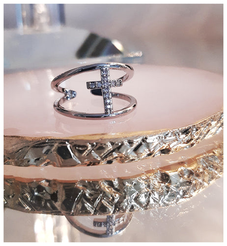 Très jolie bague croix zircons sur structure acier inoxydable (inox)