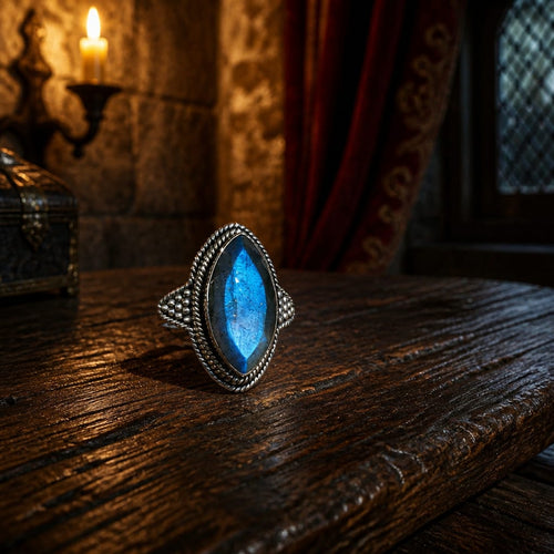 Bague de caractère en argent et labradorite bleu-vert intense