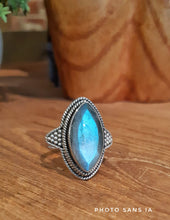Bague de caractère en argent et labradorite bleu-vert intense
