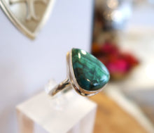 Bague en argent & cabochon de Malachite vert intense - PIÈCE UNIQUE