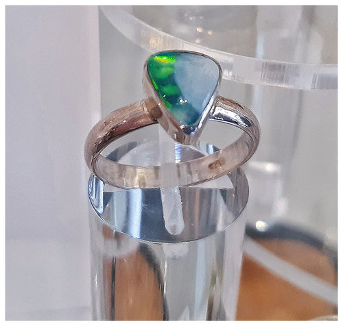 Splendide bague en argent avec très belle Opale bleue