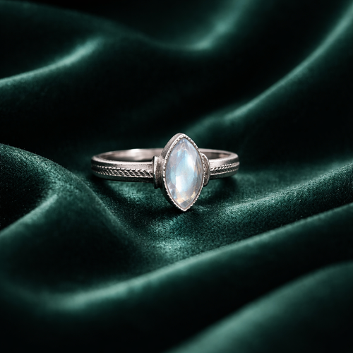 Bague en argent avec pierre de lune oblongue en vedette - NEW
