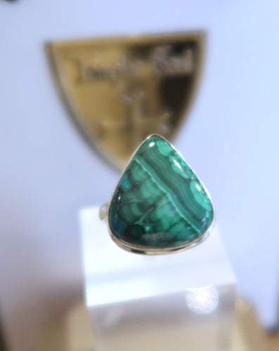 Bague en argent & cabochon de Malachite vert intense - PIÈCE UNIQUE