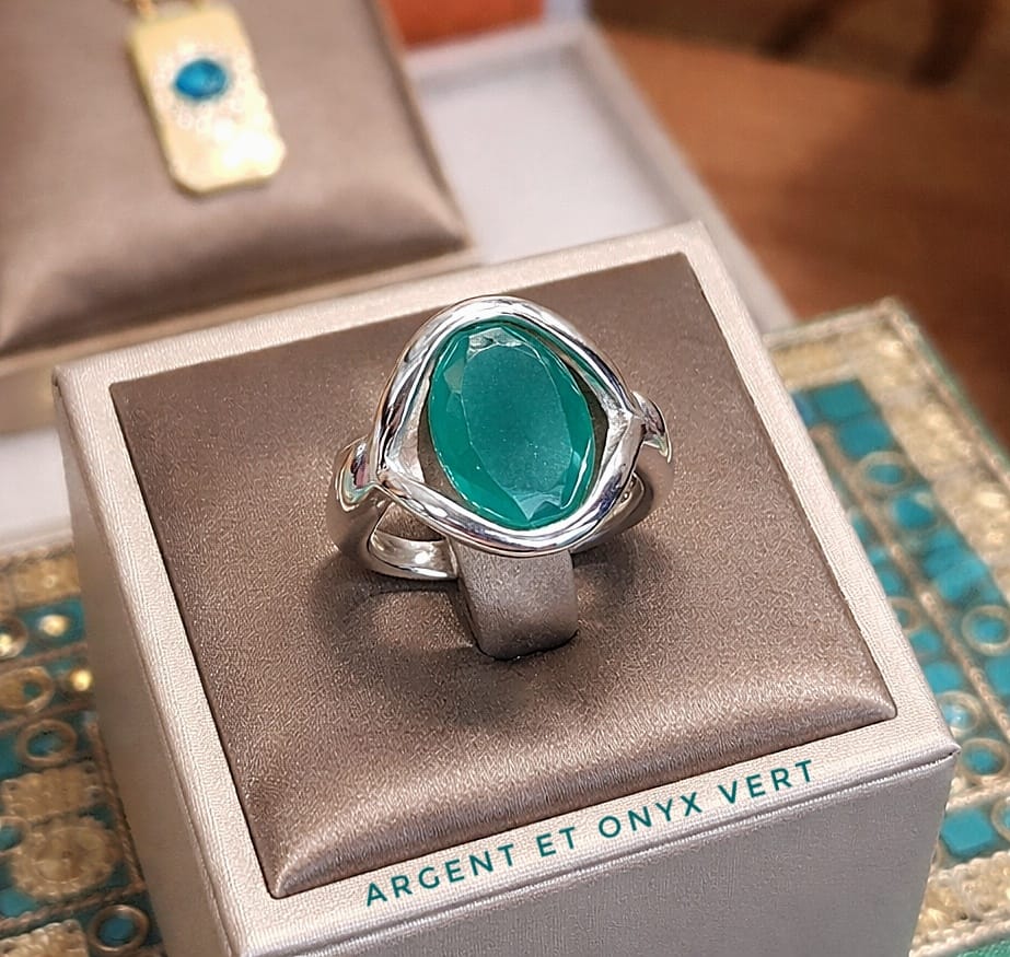 Bague de belle structure en argent sertie d'un onyx vert intense - NEW