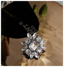Broche de collection, fleur géométrique de cristaux blancs Swarowski - NEW
