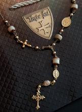 NEW 2026 - Coup de coeur - Très beau collier chapelet en doré et café - Inox & résine de bijouterie