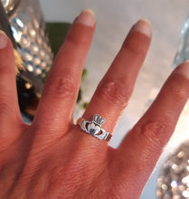 Anneau de Claddagh en argent 925 (mains, coeur, couronne) - NEW