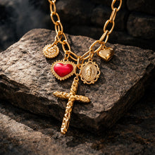 Joli collier en inox doré avec breloques croix, coeur rouge & médaillons - NEW