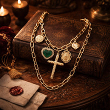 Joli collier en inox doré avec breloques croix, coeur vert intense & médaillons - NEW