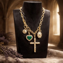 Joli collier en inox doré avec breloques croix, coeur vert intense & médaillons - NEW