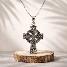Croix celtique racée en argent 925 avec triquetra centrale